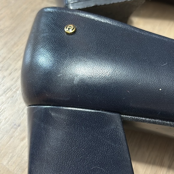 Etienne Aigner Vintage Navy block Heels squared toe Leather
Size 8 N - Picture 5 of 5